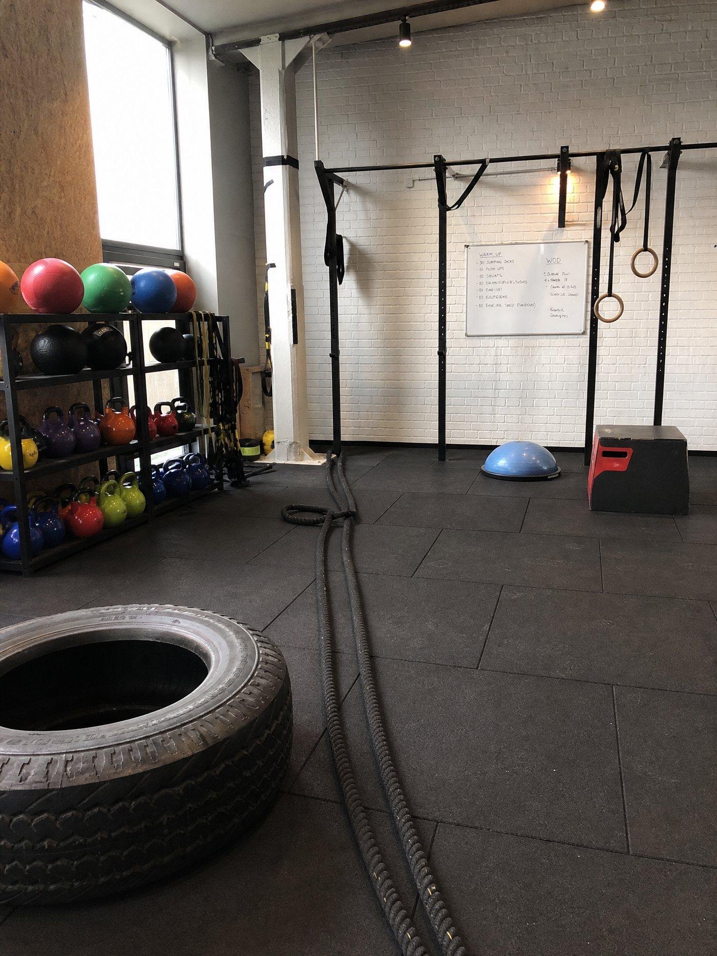 Zona de entrenamiento funcional de Distrito Fitness con llanta, cuerdas y kettlebells