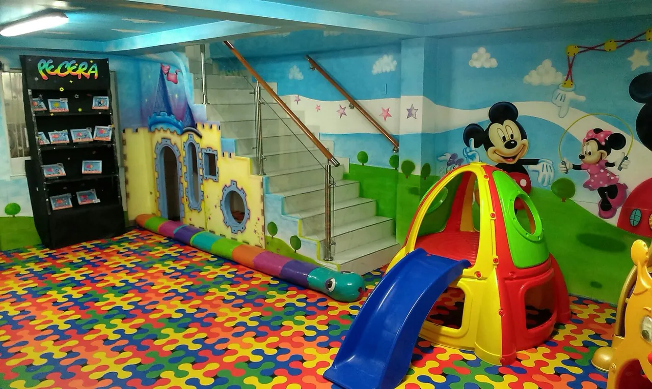 Parque interior con rodadero, castillo de juegos y piso acolchado